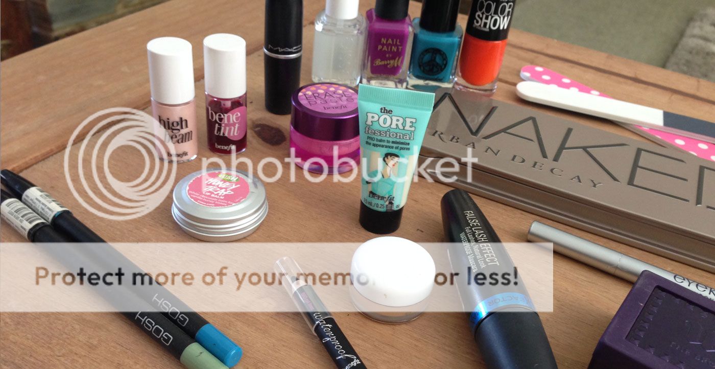 what's in my holiday makeup bag?